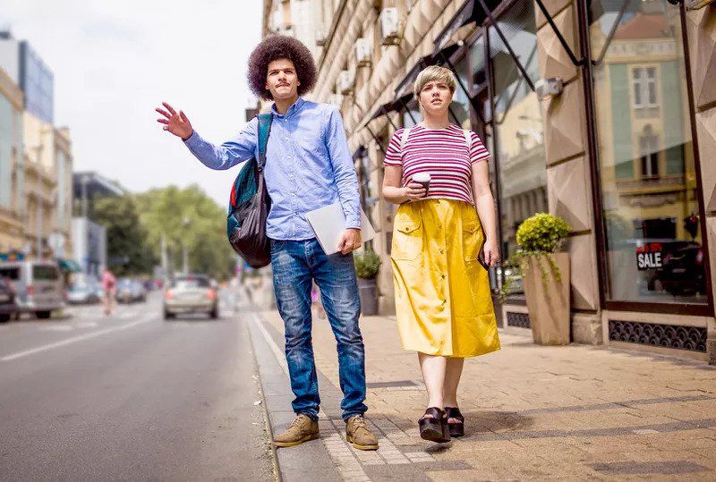 年轻夫妇等待出租车