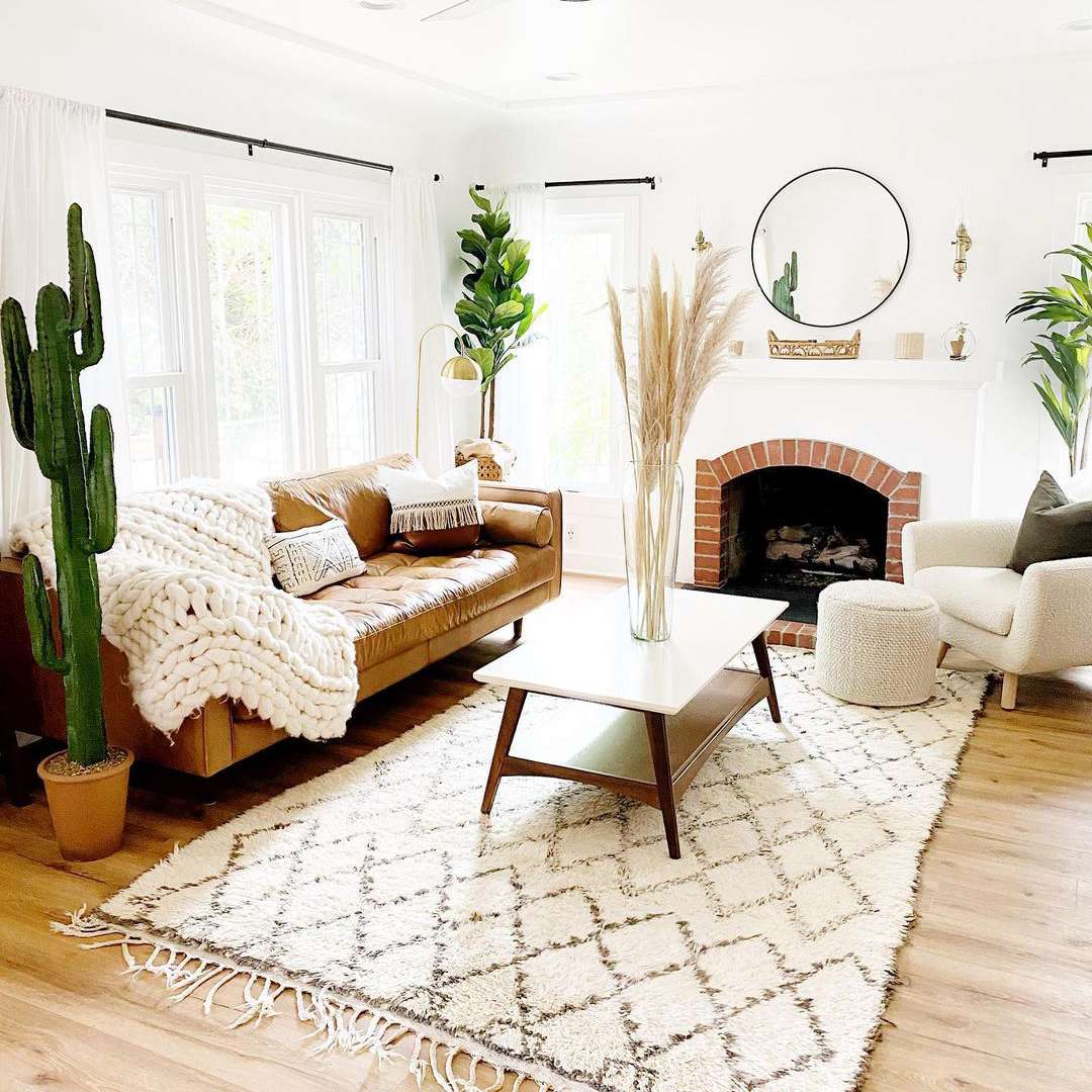 明亮的客厅，有很多植物。