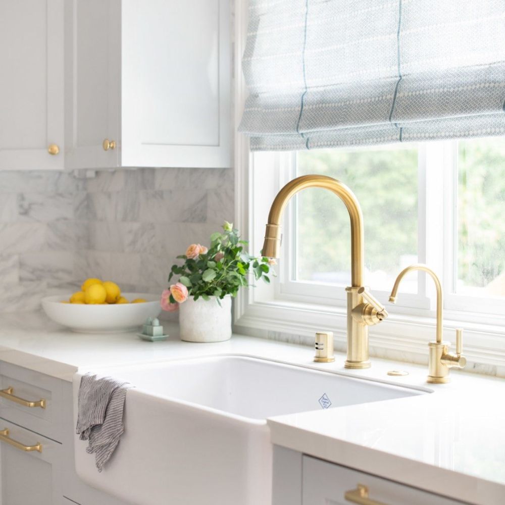 白色围裙 - 与黄铜水龙头的前面的皮肤