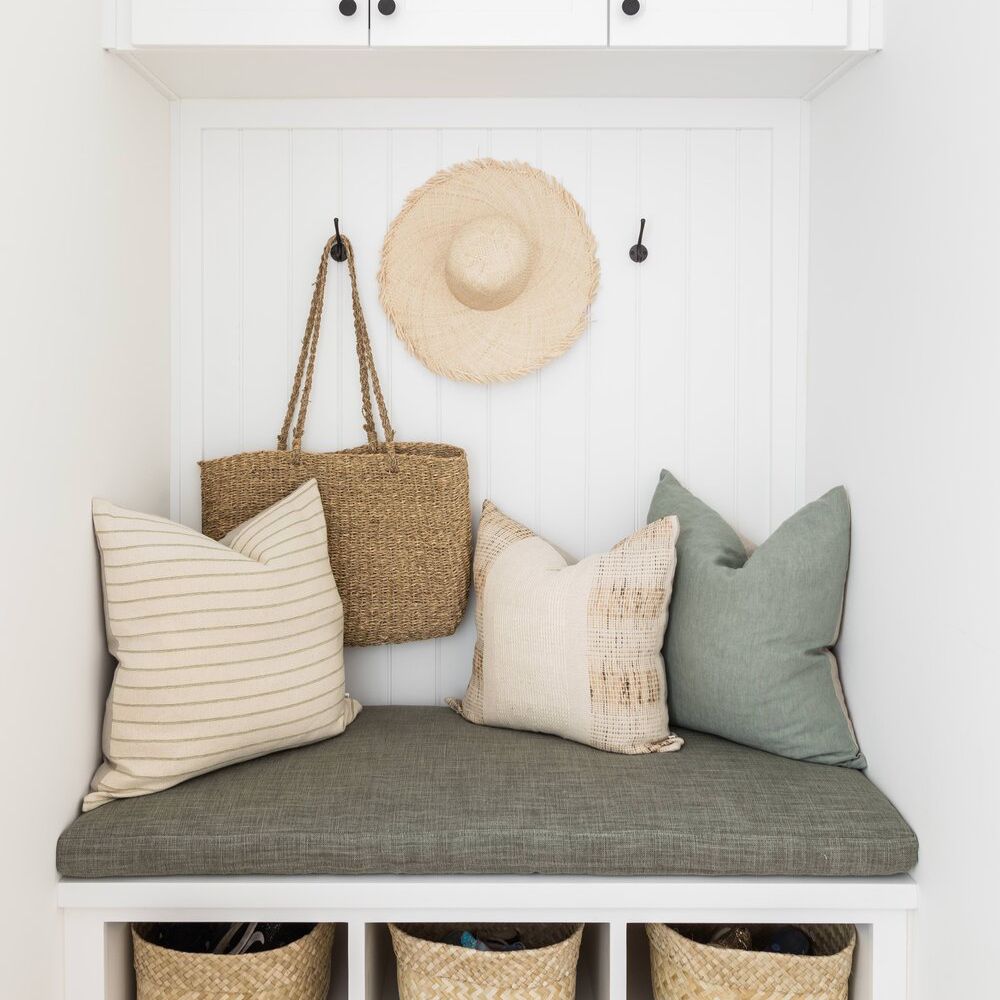 一个有长凳、几个钩子和几个篮子的小储藏室