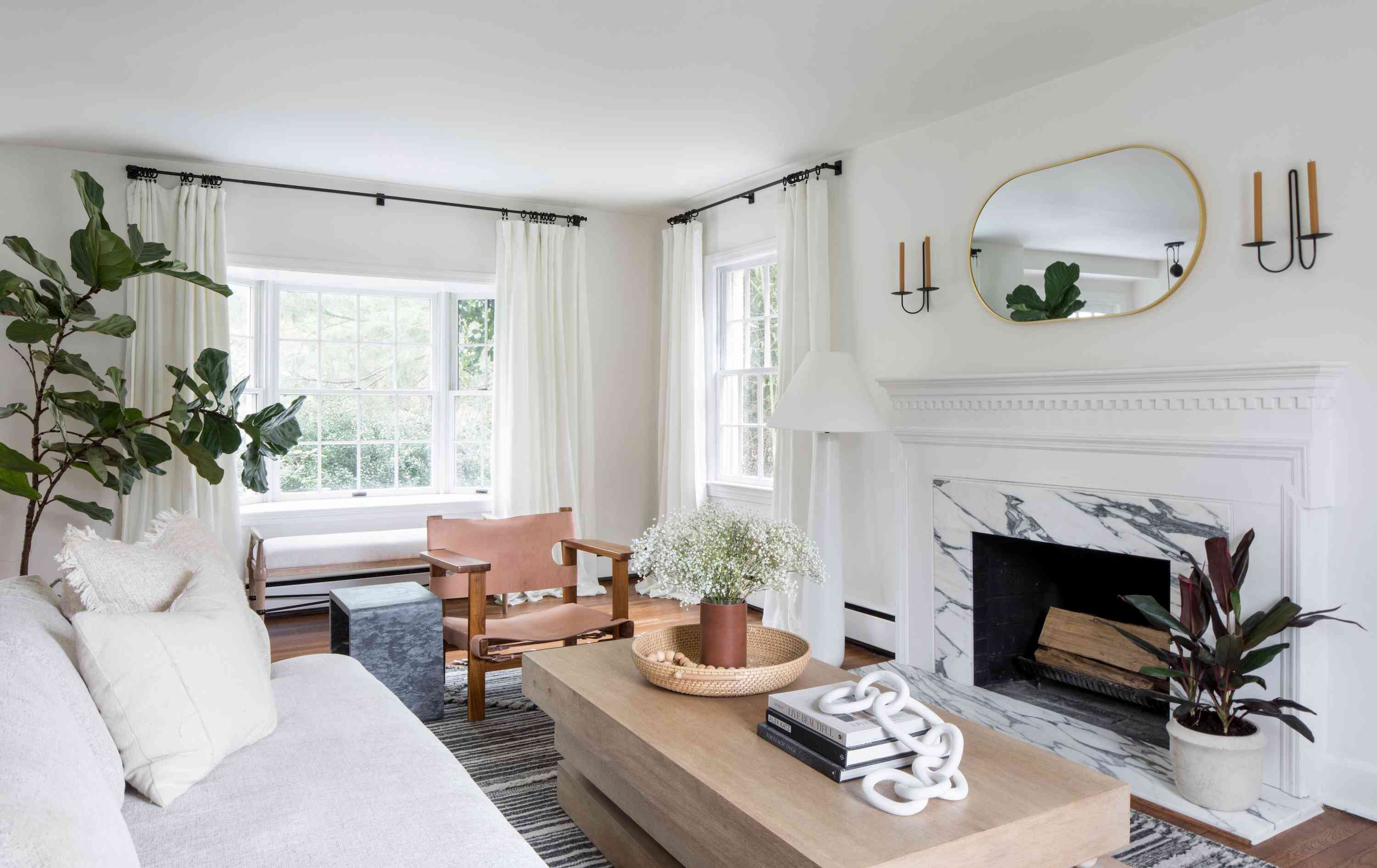 带有大理石壁炉的客厅。