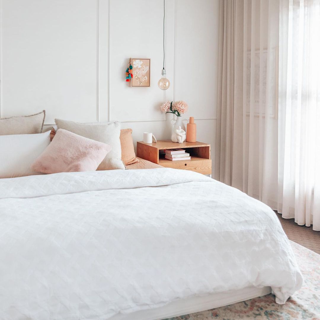 粉色和桃红色的中性卧室。