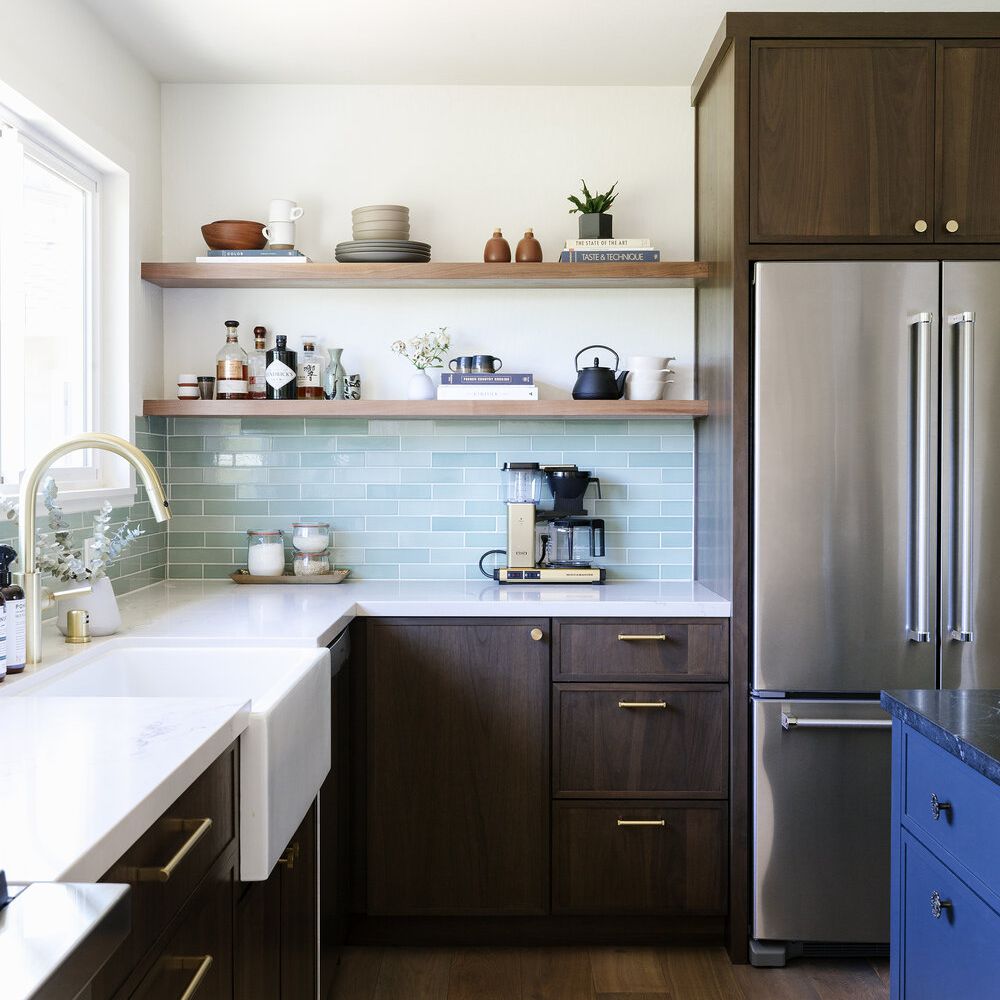 蓝色和棕色厨房