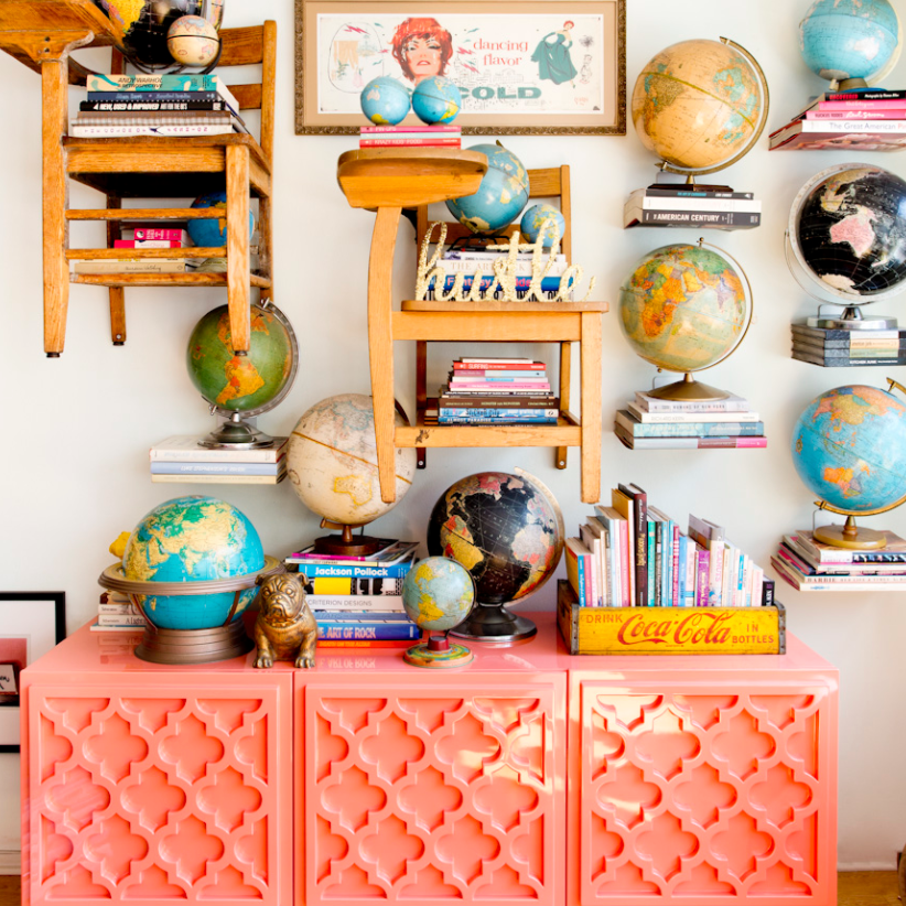 粉色自助餐，上面有地球仪