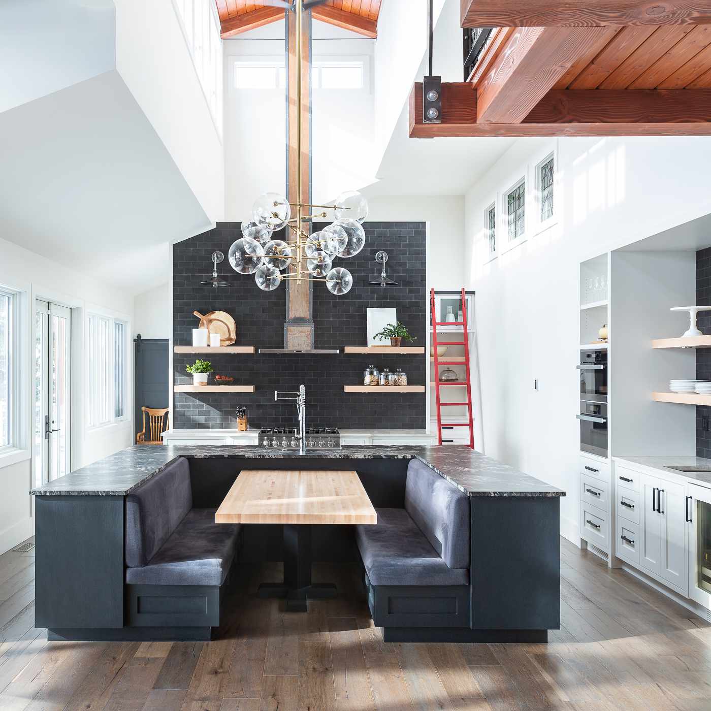 由软垫展位包围的厨房桌子