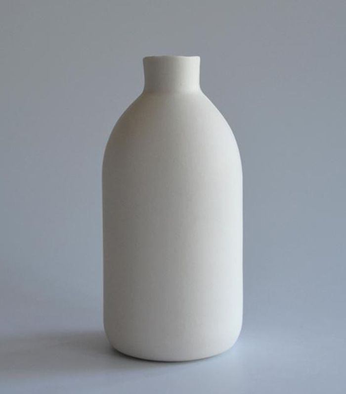 一个白色的手工瓷花瓶。