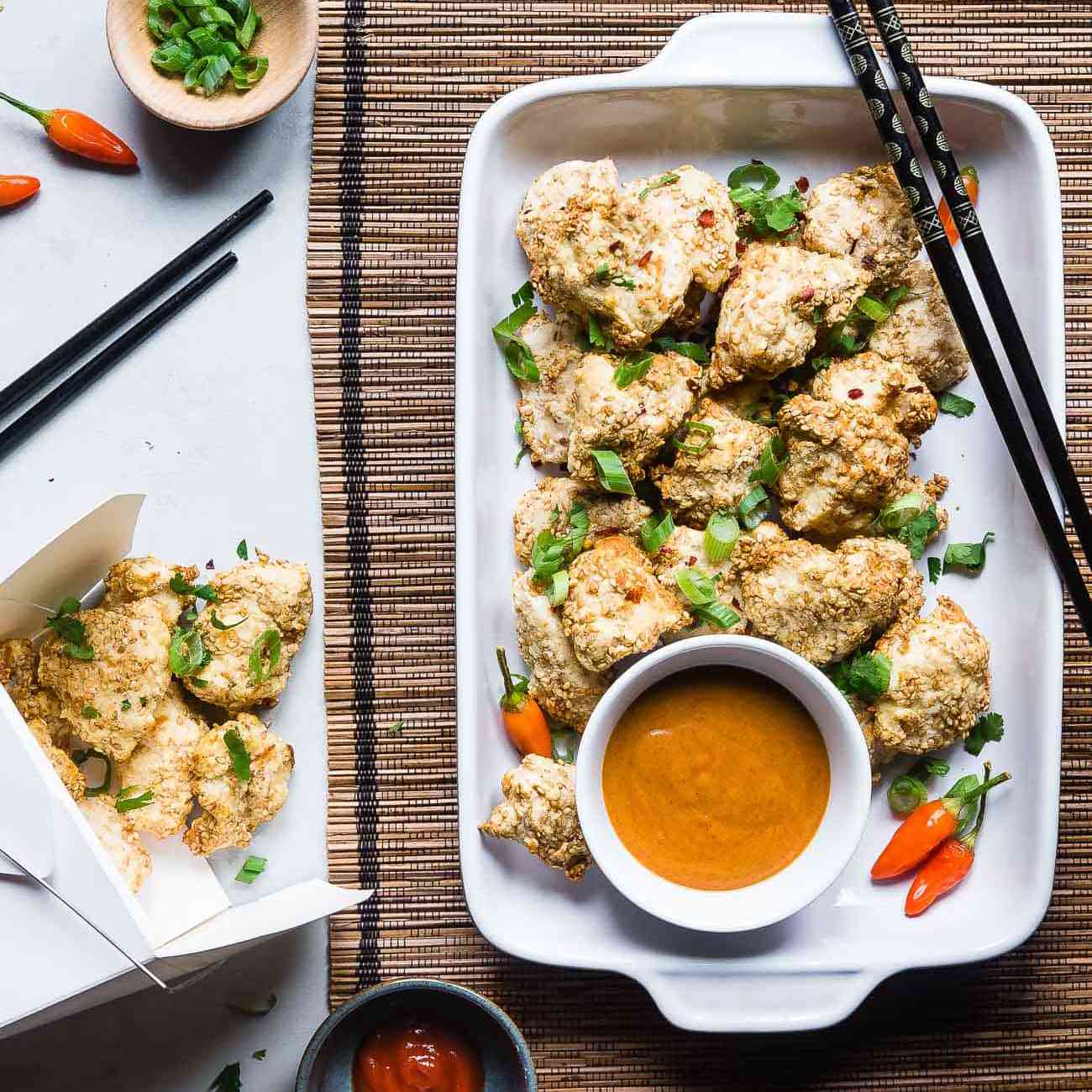 用筷子夹在大浅盘上的鸡块