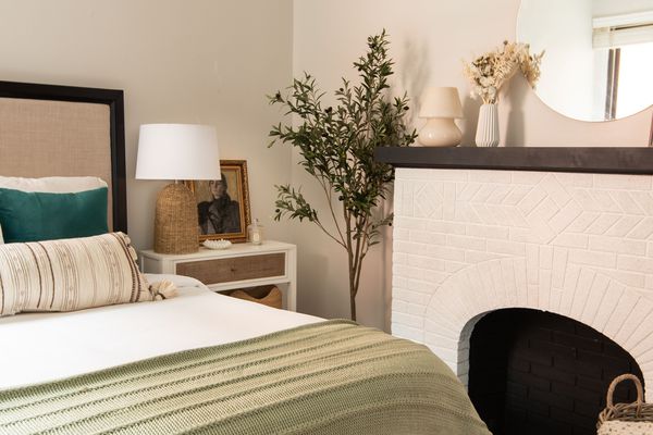 卧室配有壁炉壁炉架