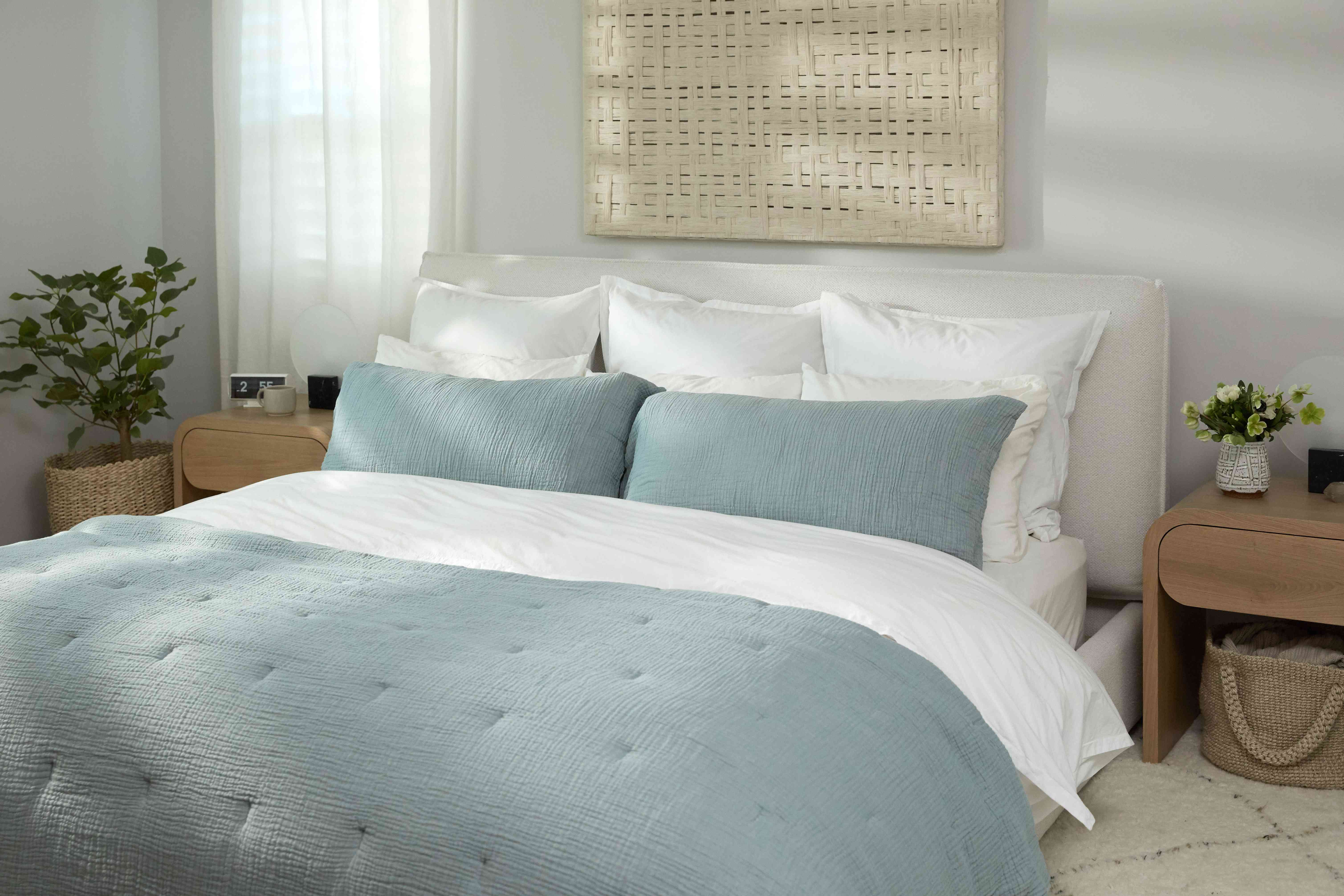 在中立床架的海蓝色床上用品。