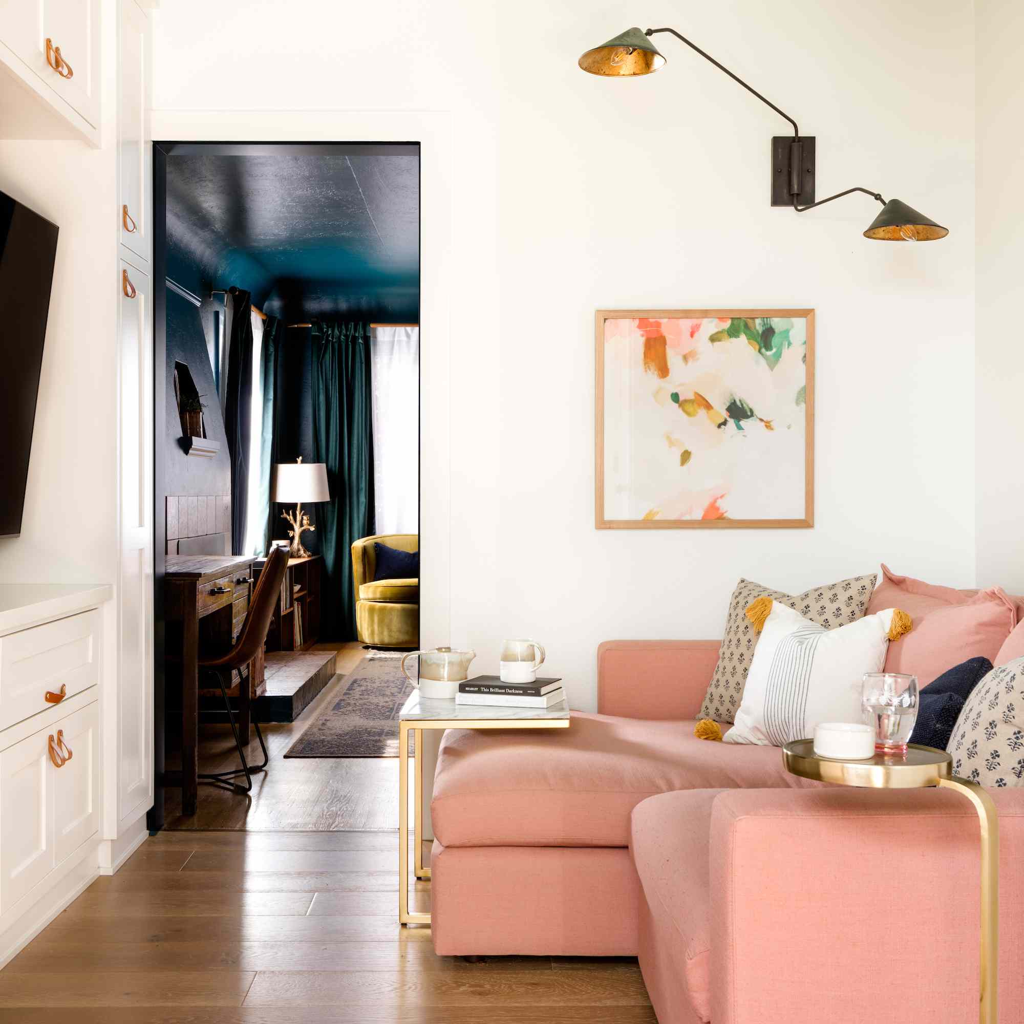 有桃红色天鹅绒长沙发的白色客厅。