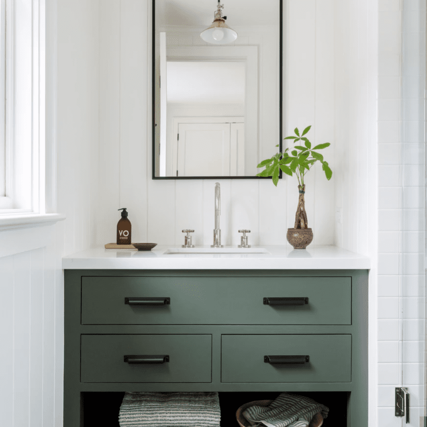 有绿色橱柜的浴室