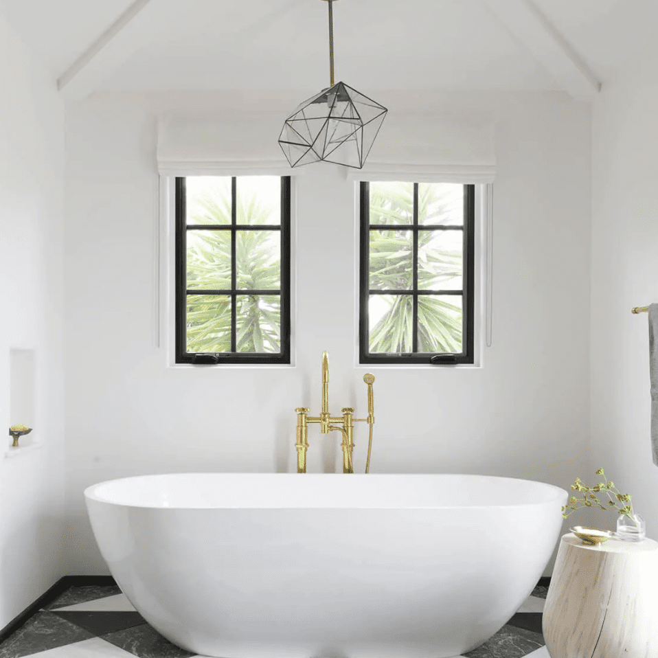 带黑色，白色和板岩灰色瓷砖地板的浴室