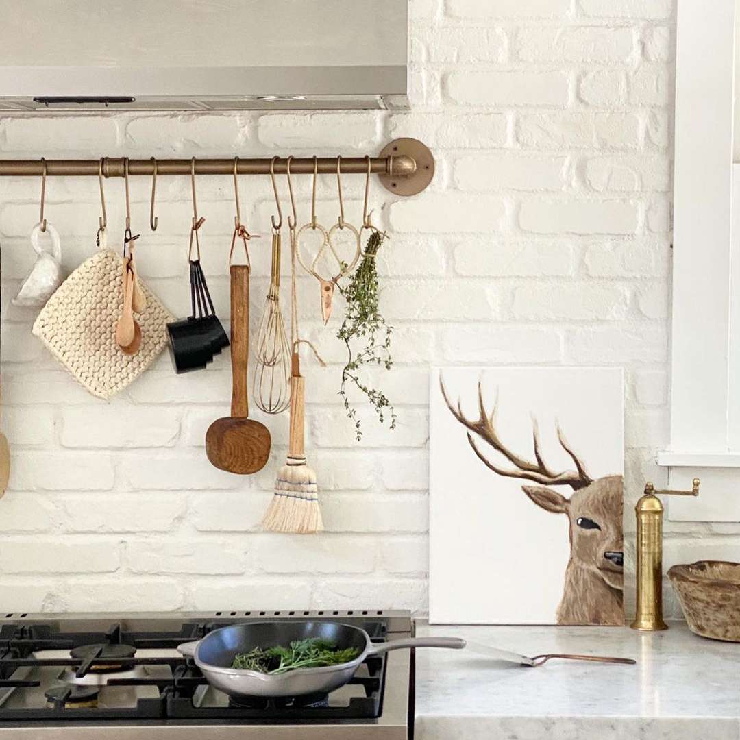 最好的厨房组织方法——把锅和烹饪工具挂在炉子上方