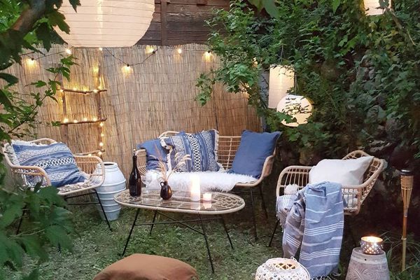 户外挂灯笼的夏季家具。