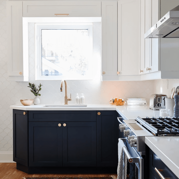 有白色扇贝的反板的白色和蓝色厨房。