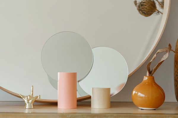 搁板上的镜子和装饰