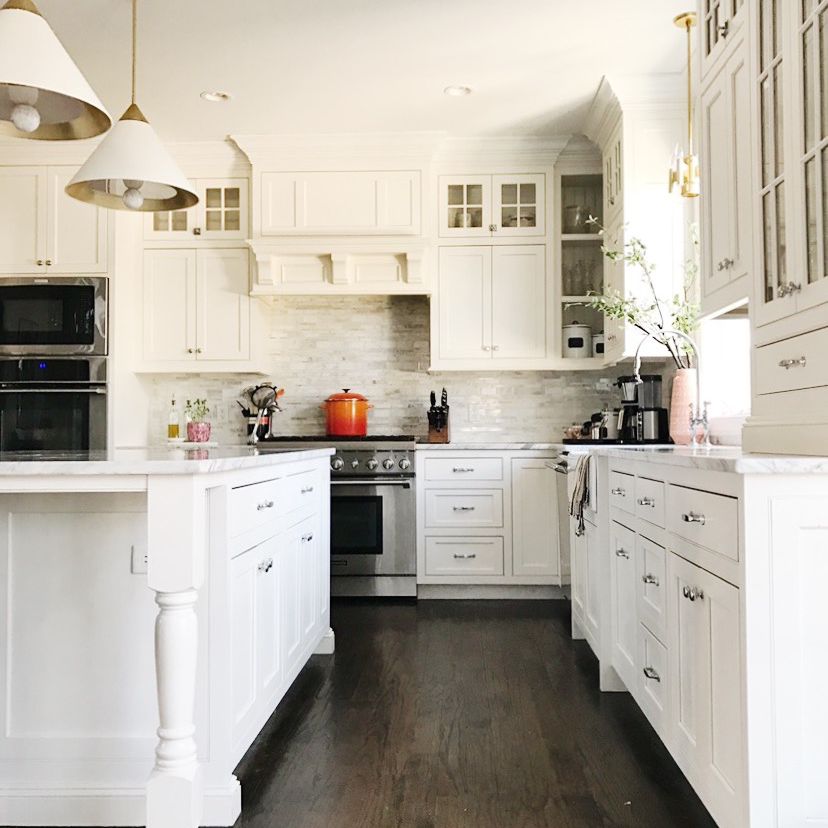 白色厨房，木地板