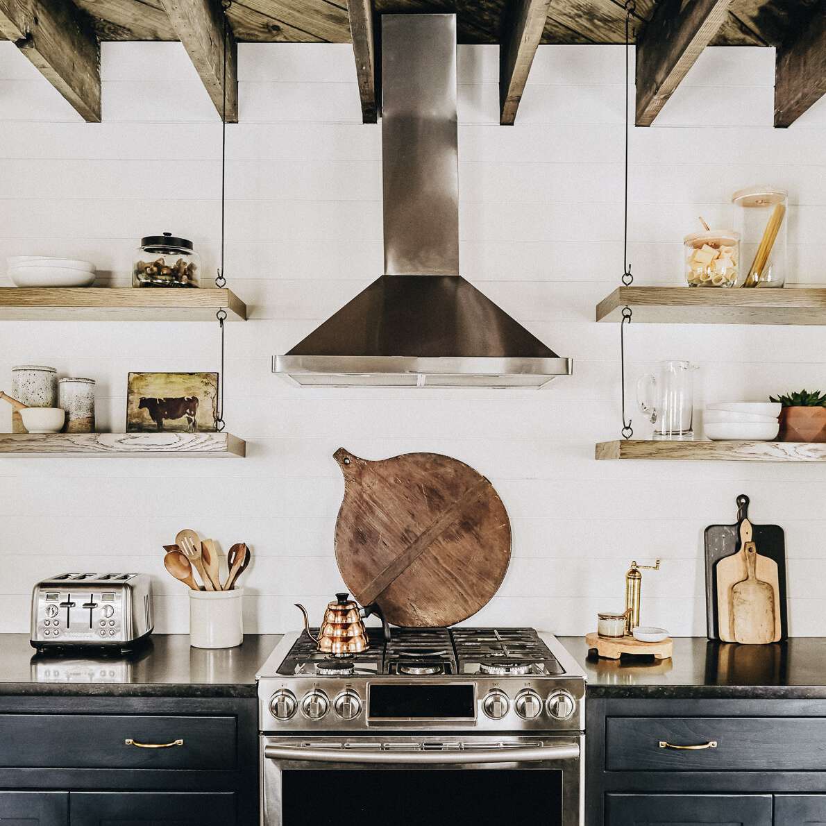 天花板上挂着架子的质朴的厨房