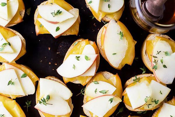 烟熏杜达和苹果crostini