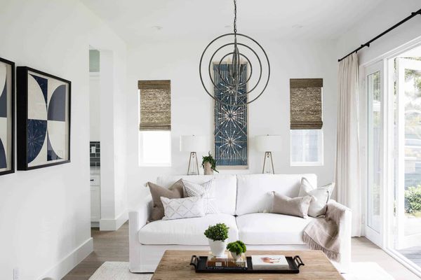 白色客厅带有柔和的中性色调。