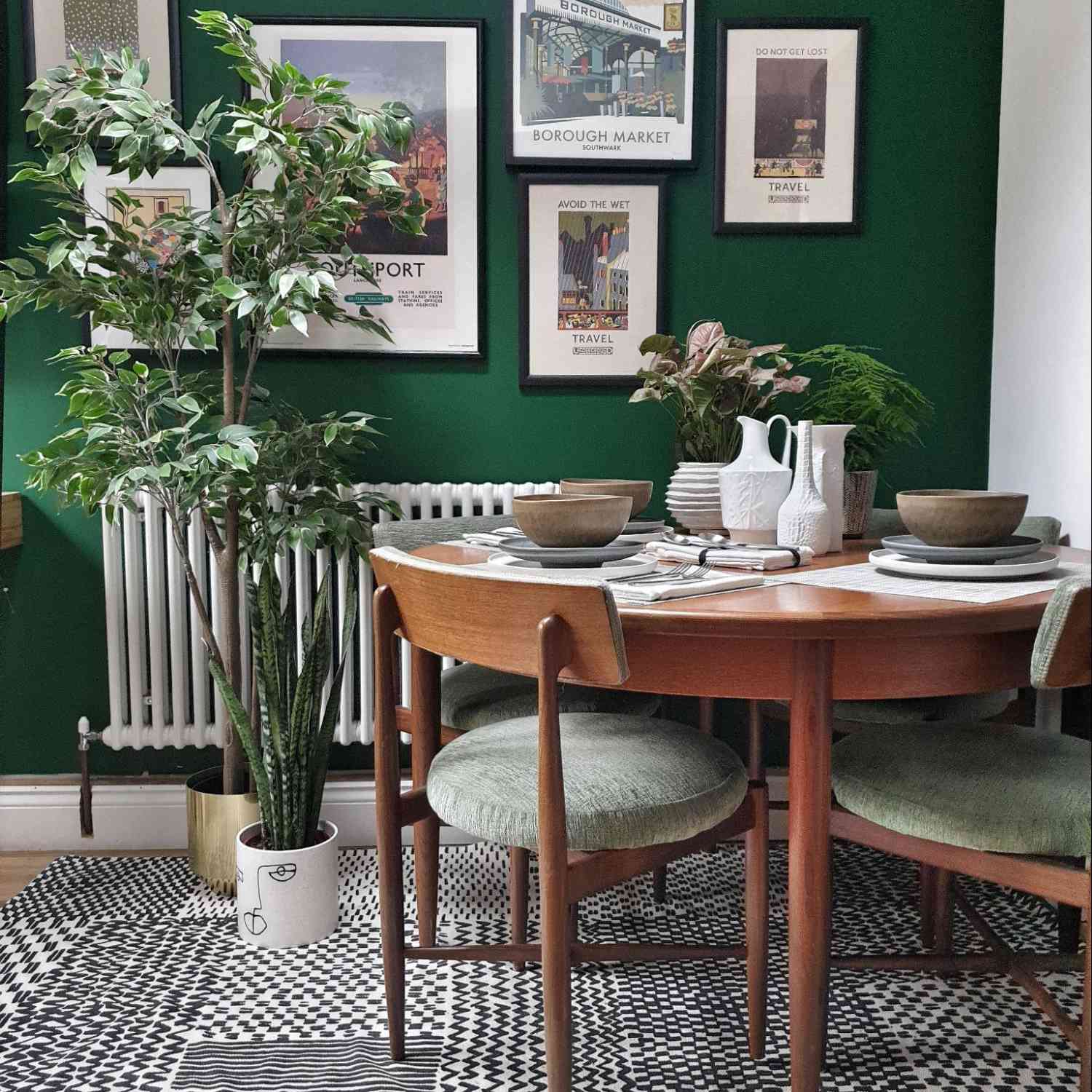 餐厅与旅游灵感画廊墙。