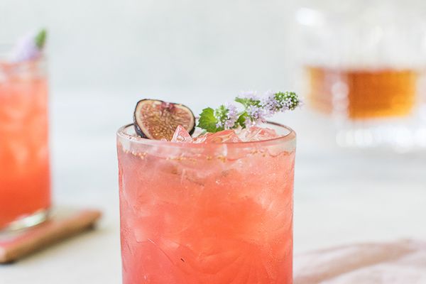 鸡尾酒装饰有图。