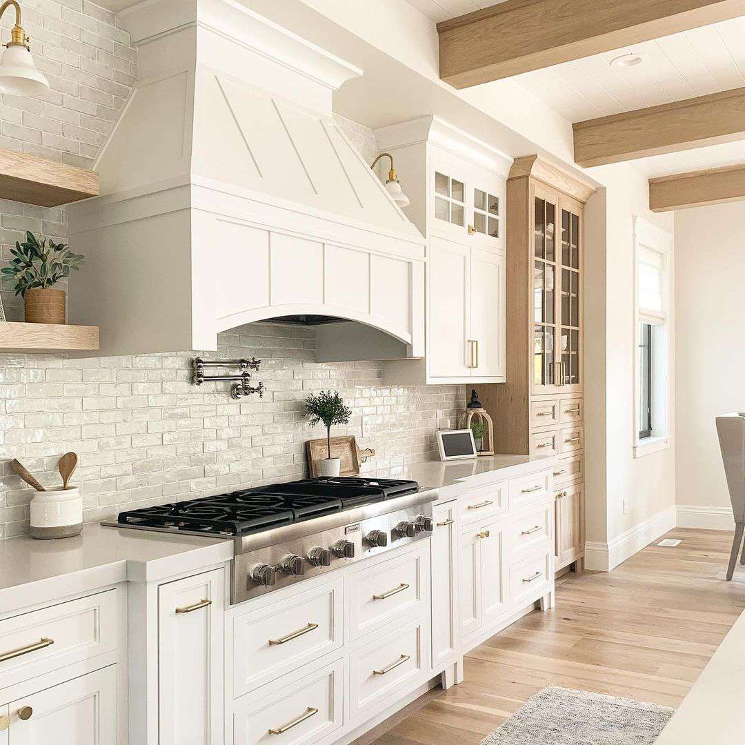 有大理石瓷砖的厨房