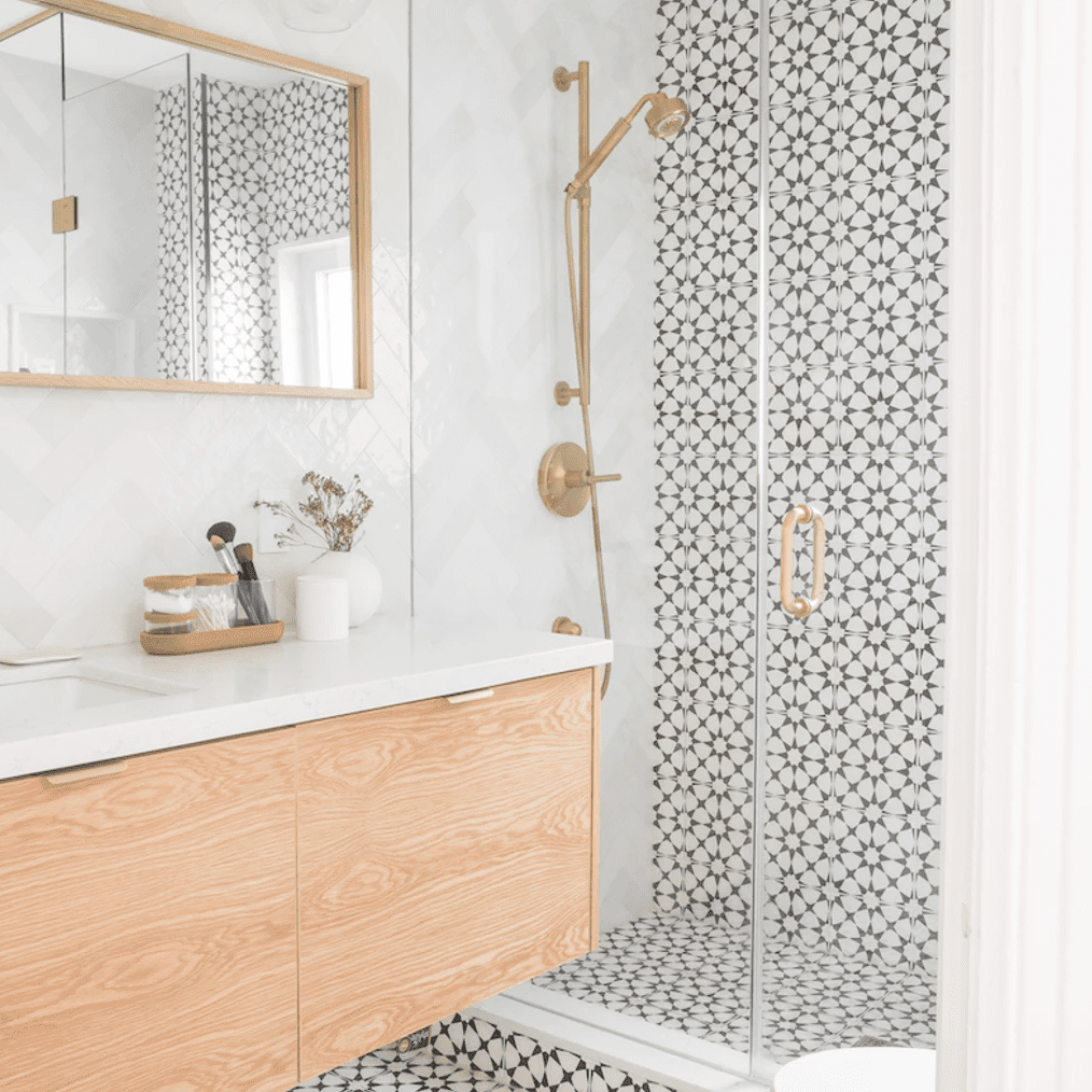 白色梳妆台上的浴室台面储物柜