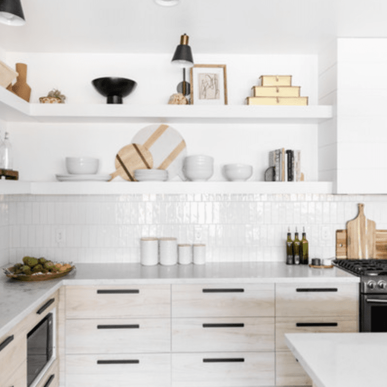 厨房里排列着白色的长方形瓷砖，这些瓷砖已经被垂直地翻转了