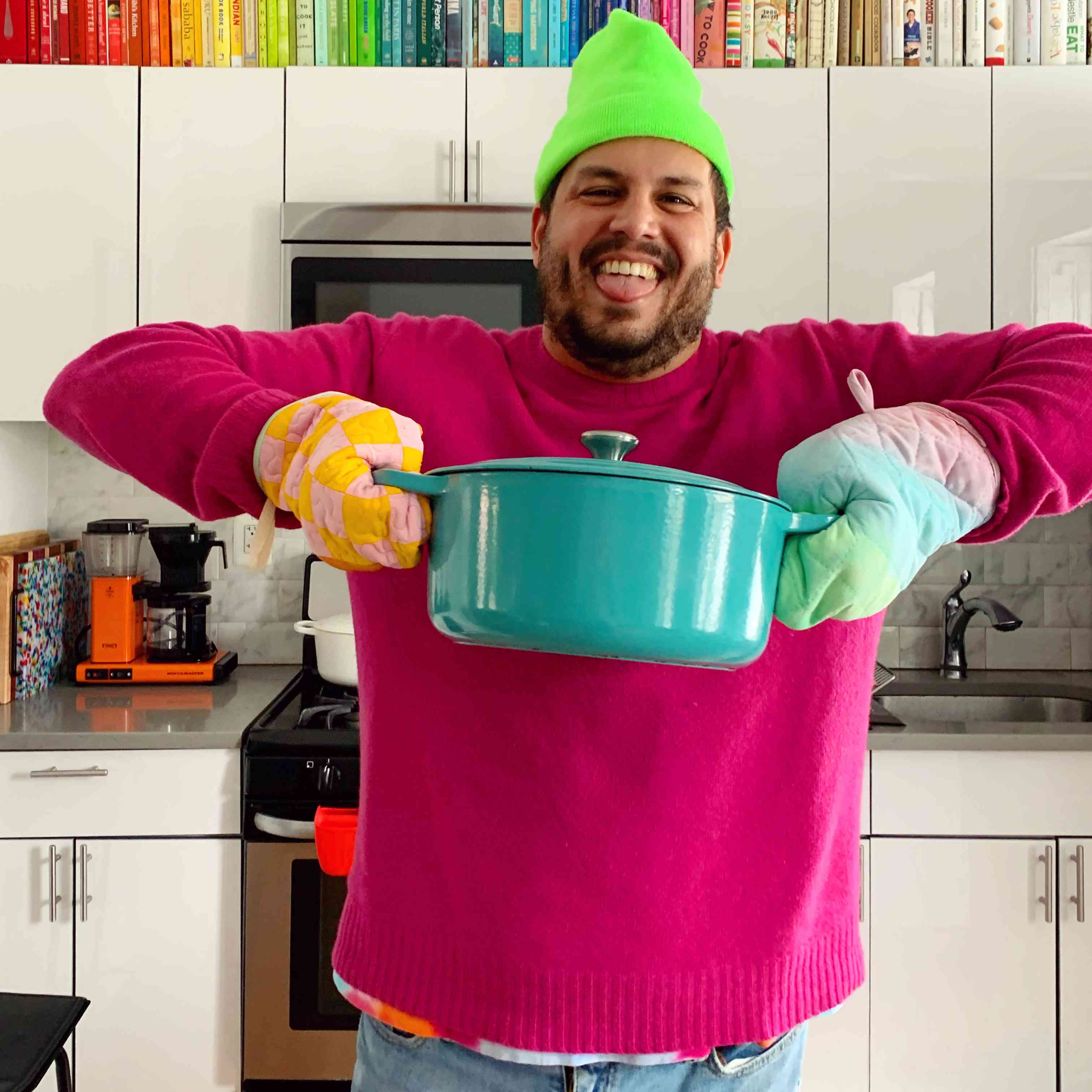 丹尼尔·佩洛西用独角兽烤箱手套做饭。