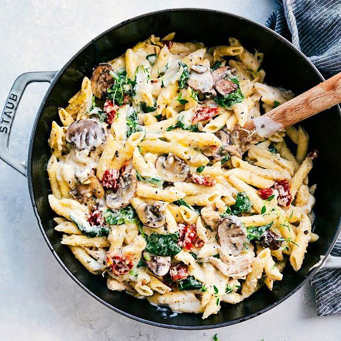 30分钟的鸡​​肉通心粉面食奶油酱