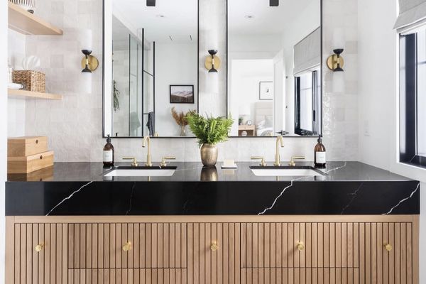 带纹理瓷砖浴室。