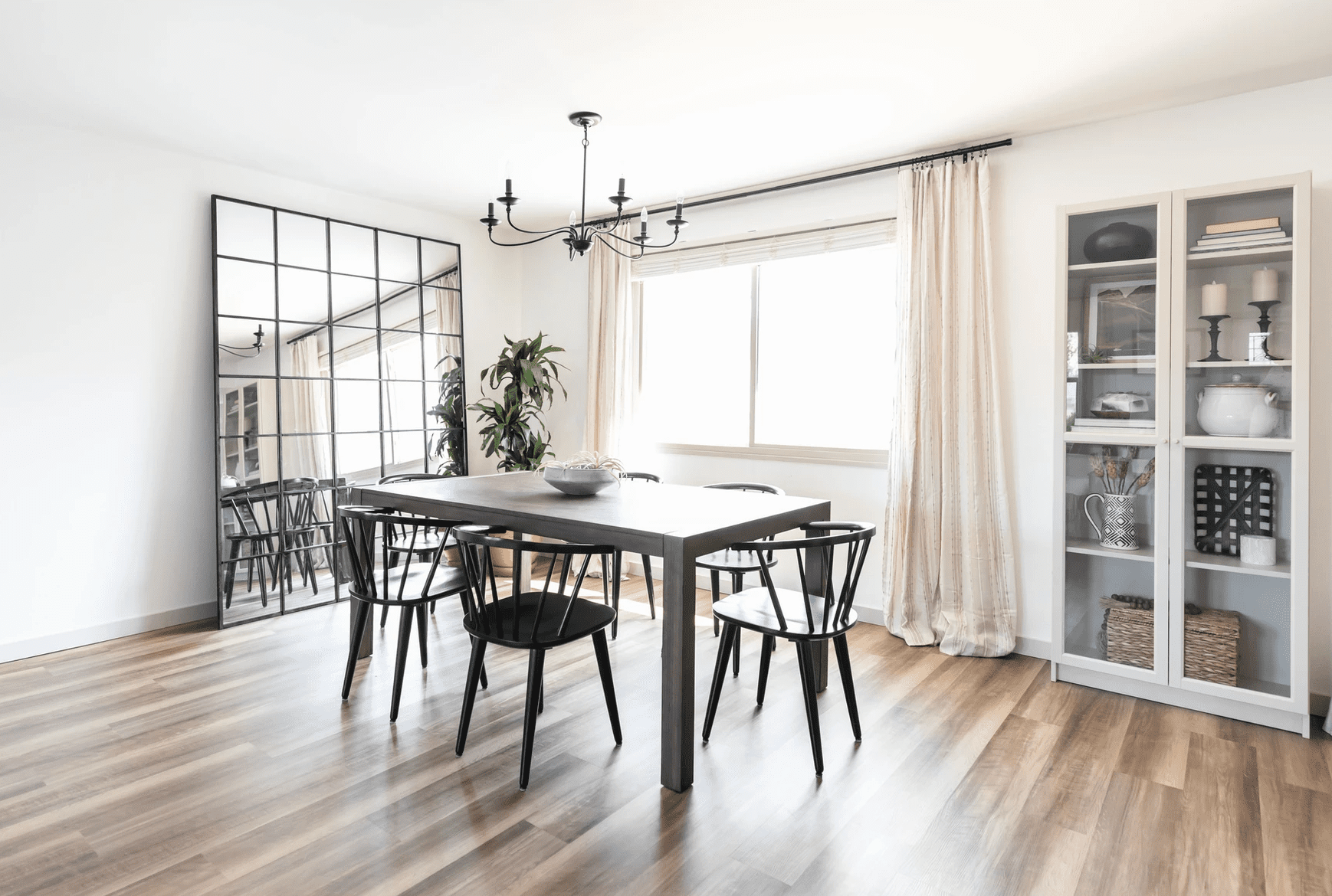 白色墙壁和米白色窗帘的餐厅