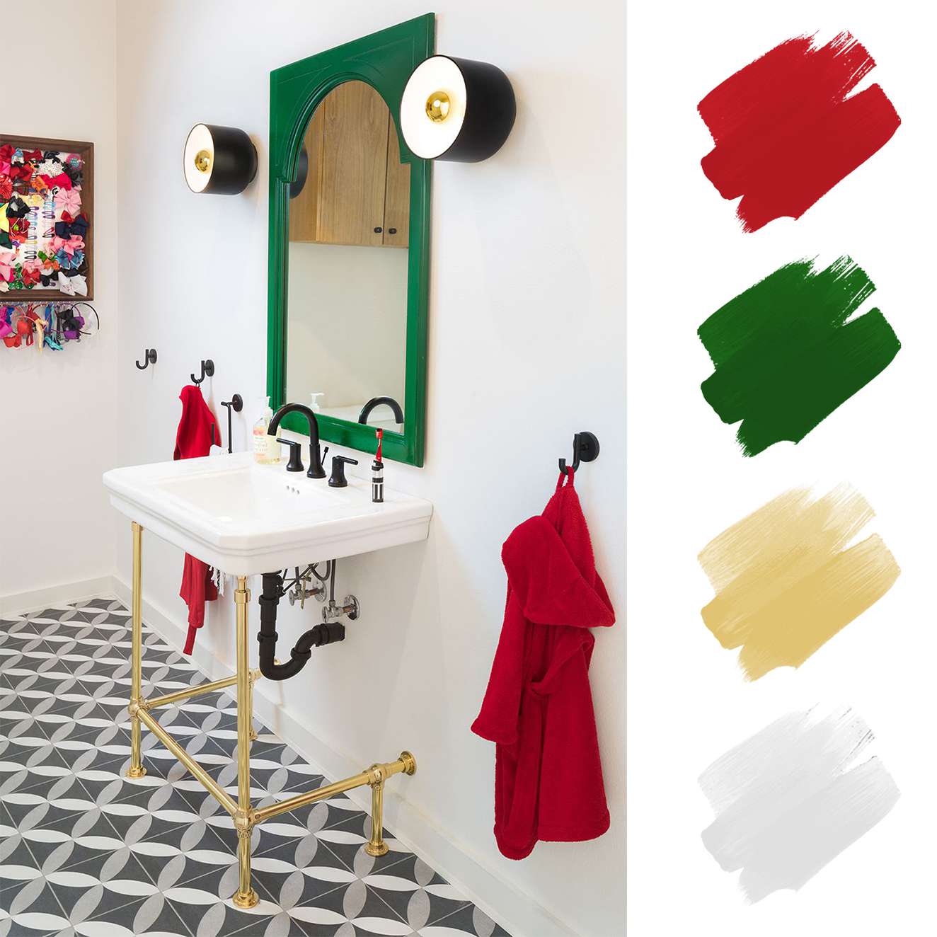 互补的颜色方案 - 红色和绿色浴室，金色饰有金色
