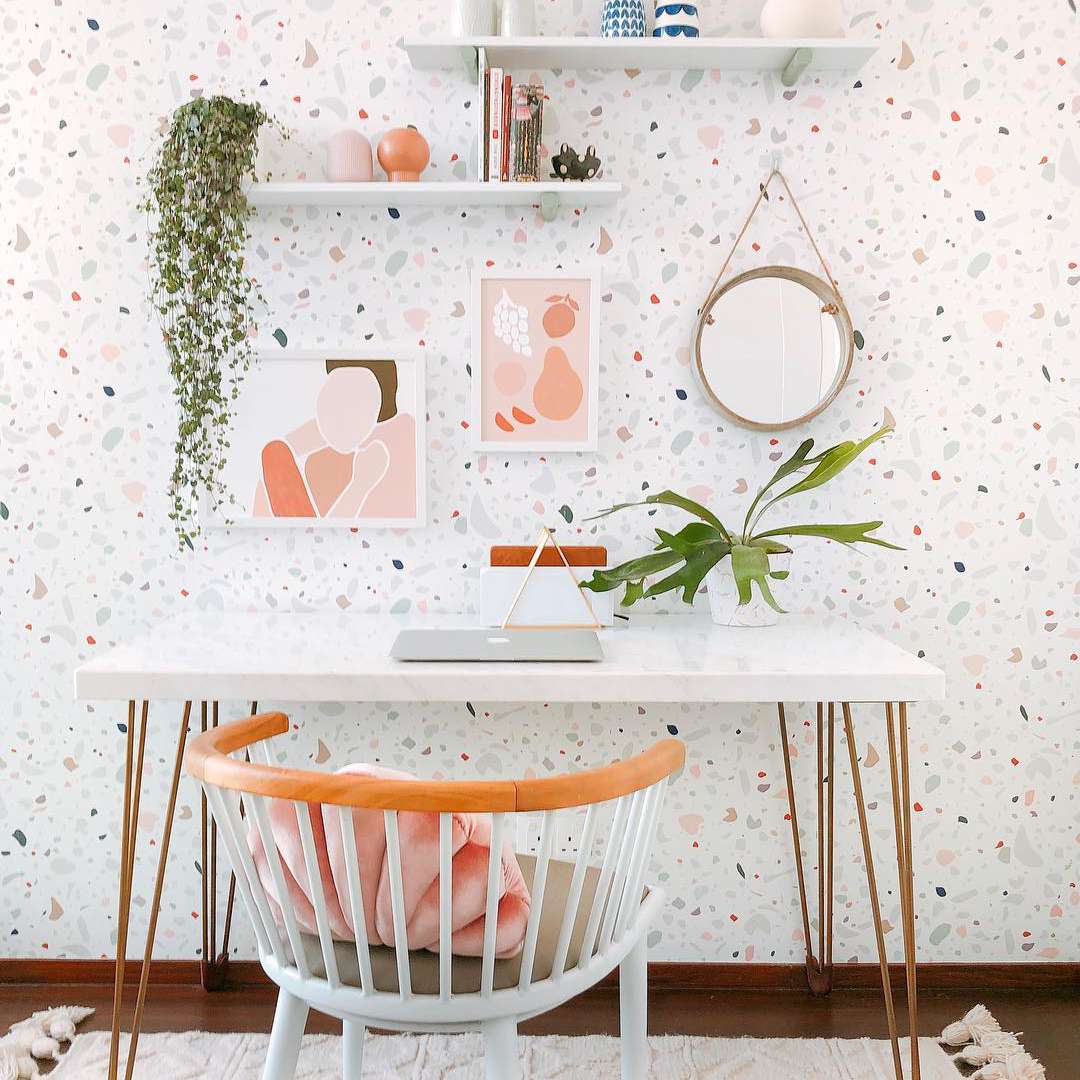 垂悬在桌子的鸟龟串