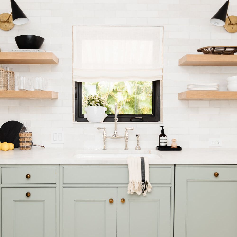 带薄荷柜和木制架子的厨房