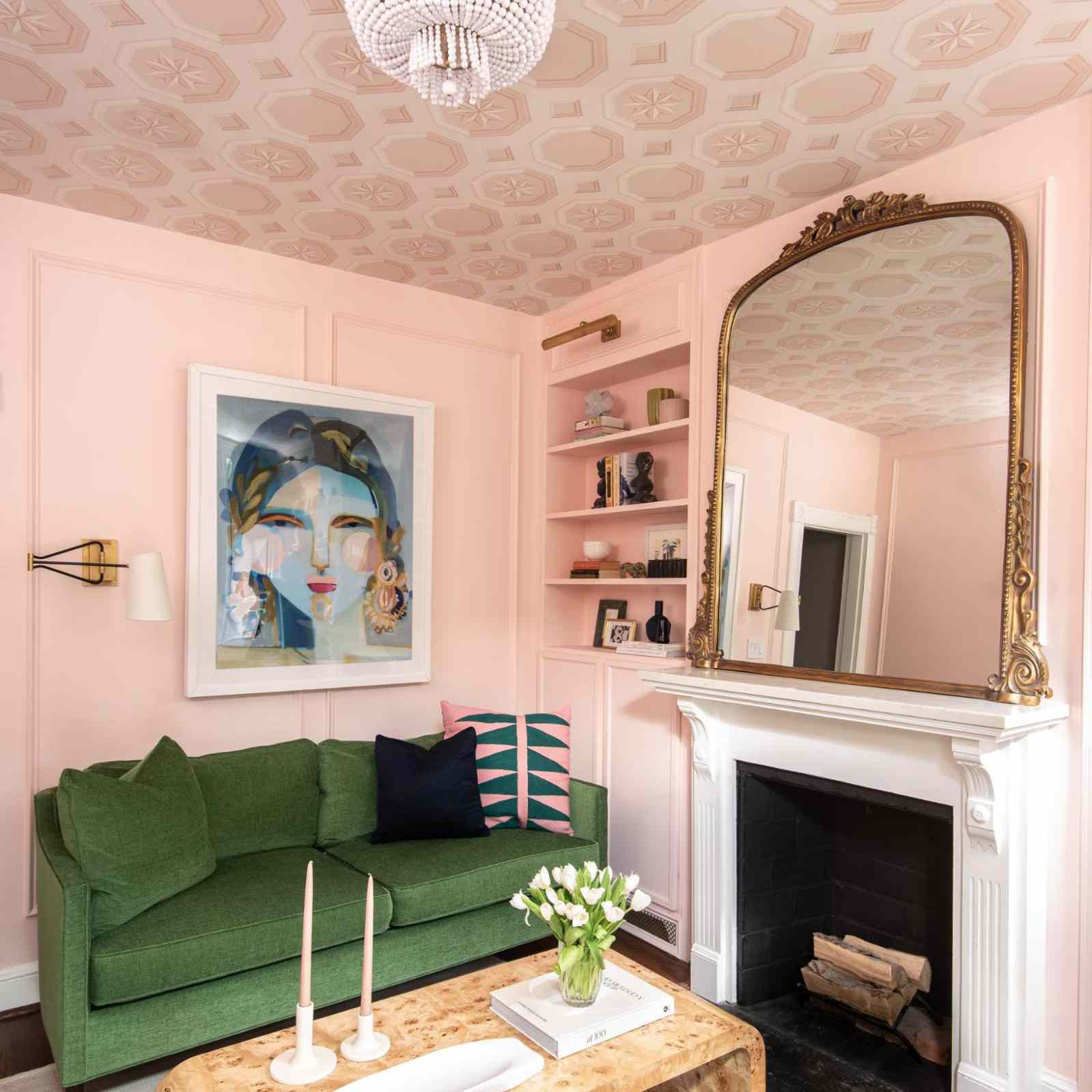 大胆的粉红色复古灵感客厅。