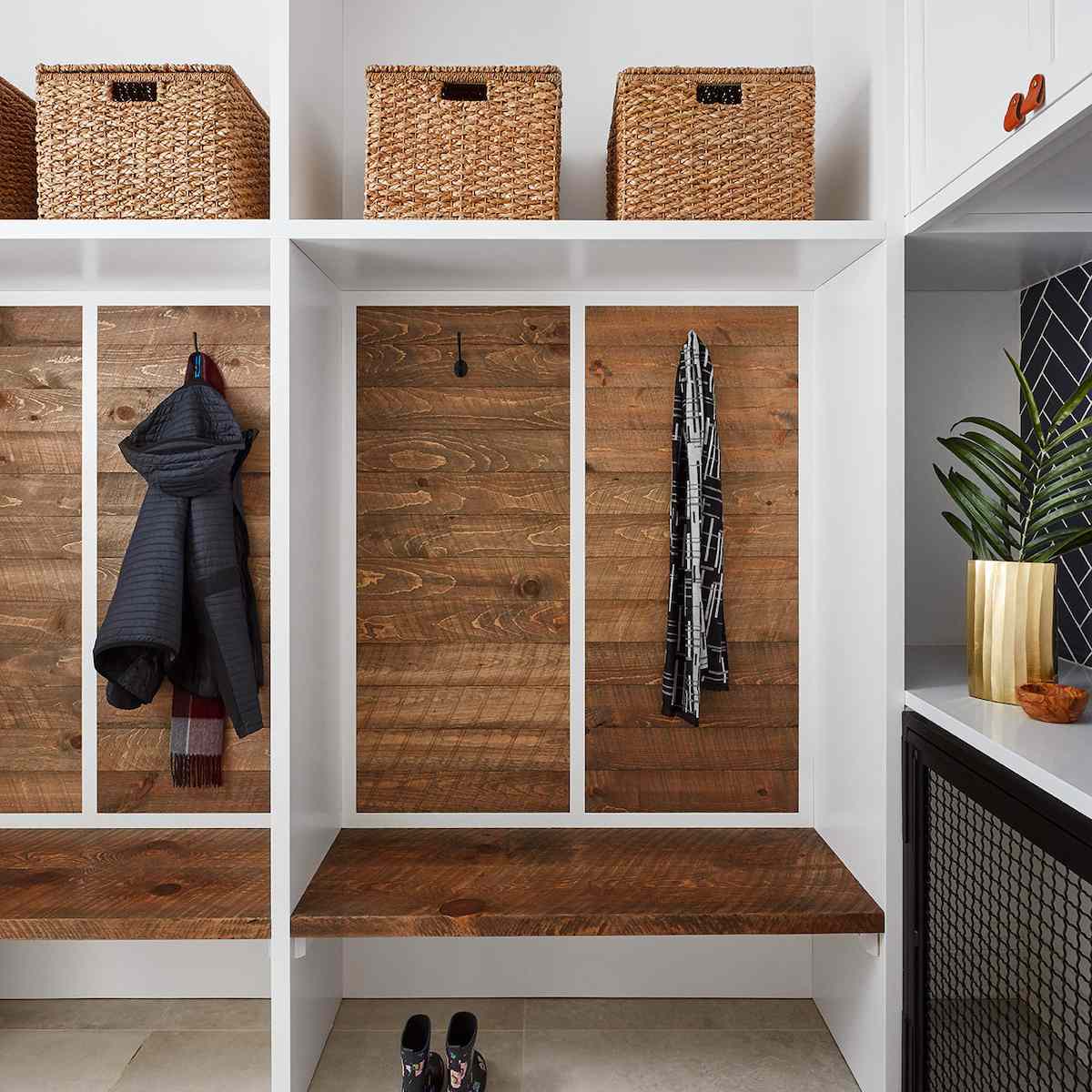 一个带木镶板储物柜和配套编织篮子的泥机