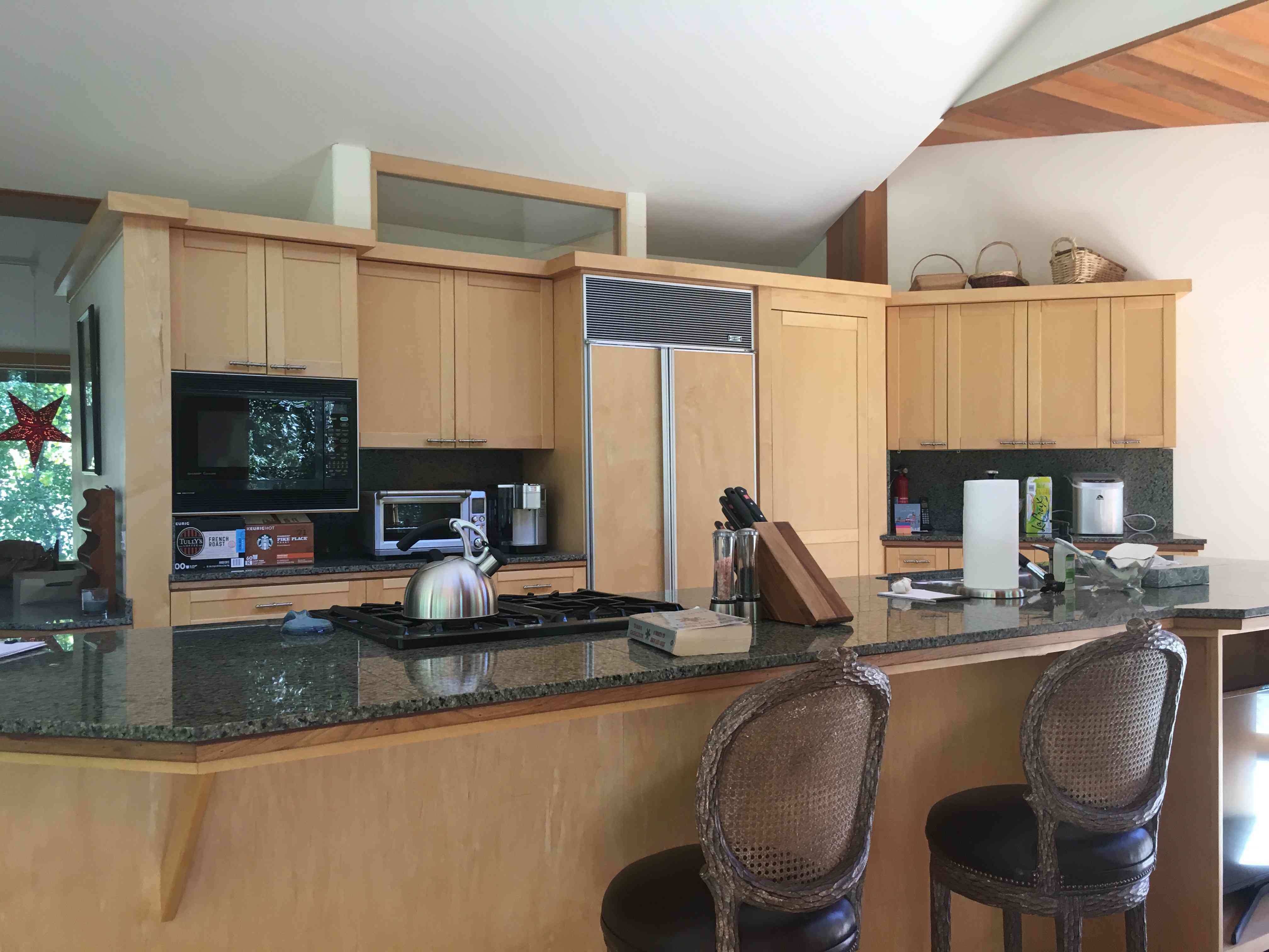 在有花岗岩台面的厨房射击之前。