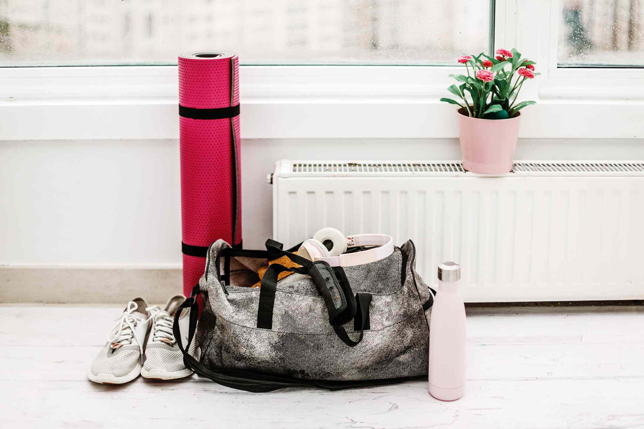 为什么我在2020年开始跑步-健身包里有瑜伽垫、水瓶和网球鞋