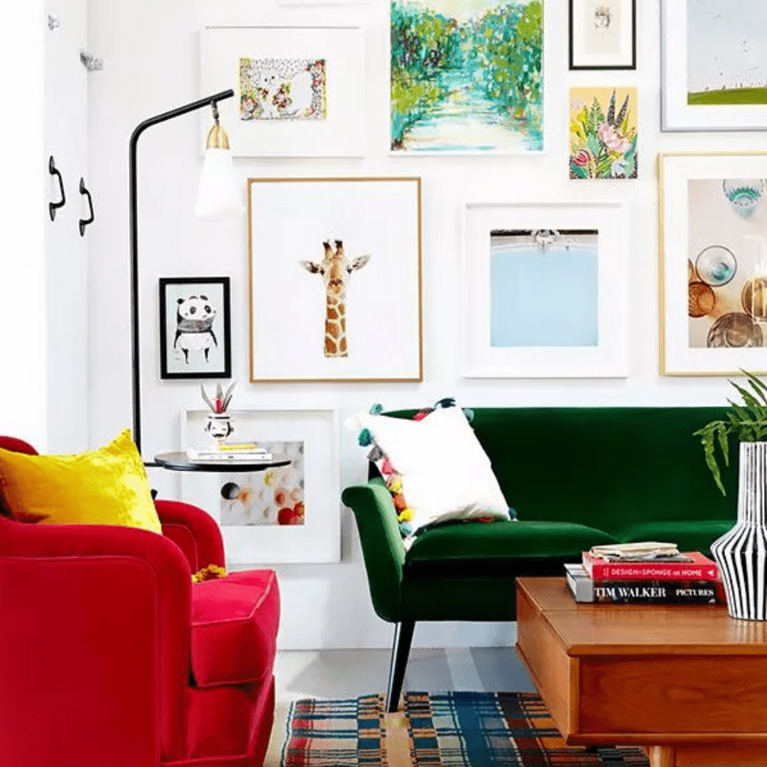 客厅里有镶框的画廊墙壁，墙上挂着明亮的艺术品