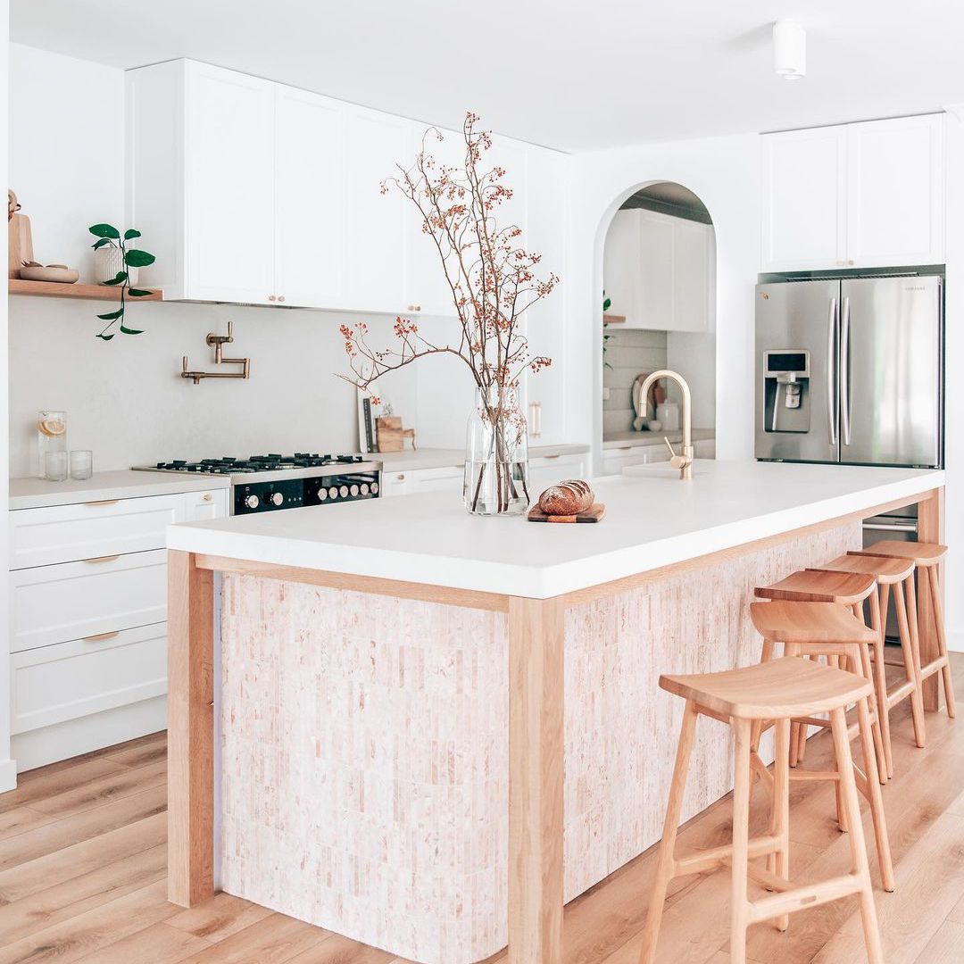 有木酒石机的厨房与墙纸的岛屿。