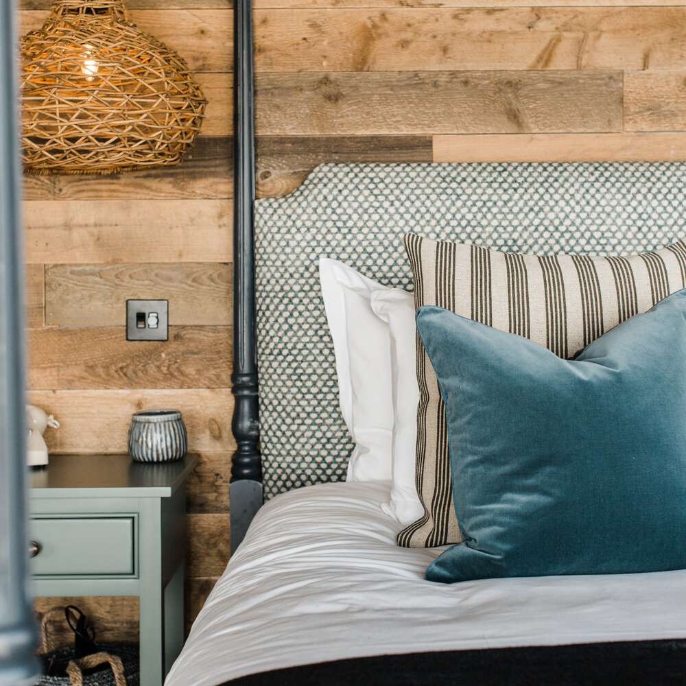 带纹理床头板和亚麻布的树木床