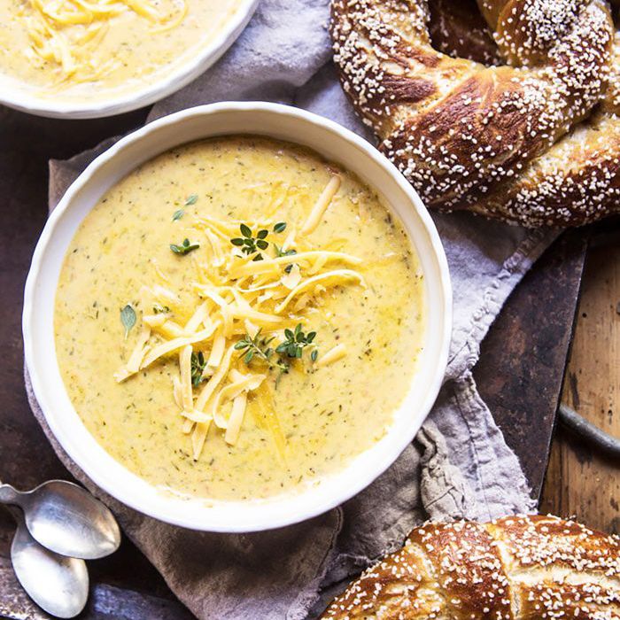 秋季南瓜啤酒椰菜切达汤的素食食谱