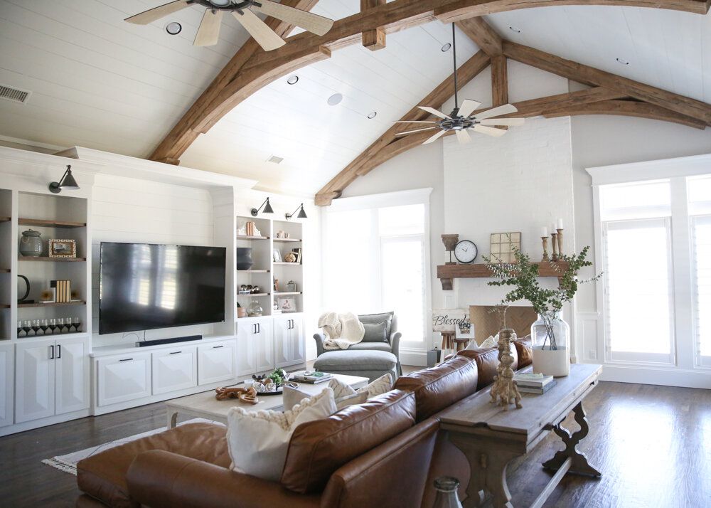 带拱形天花板和木梁的客厅。