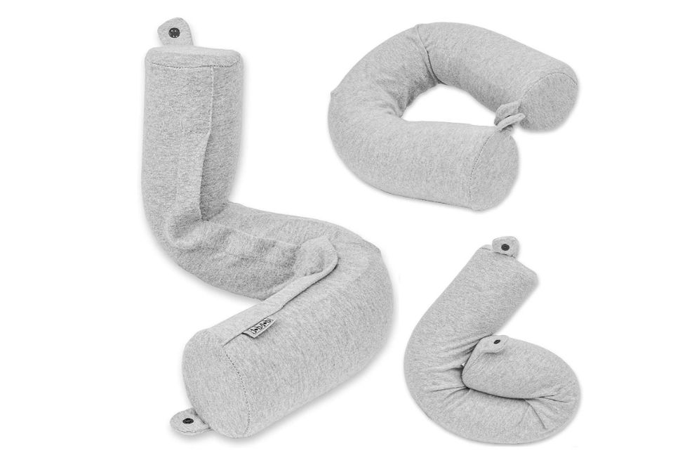 在飞机上飞行时用的灰色可调节颈枕。