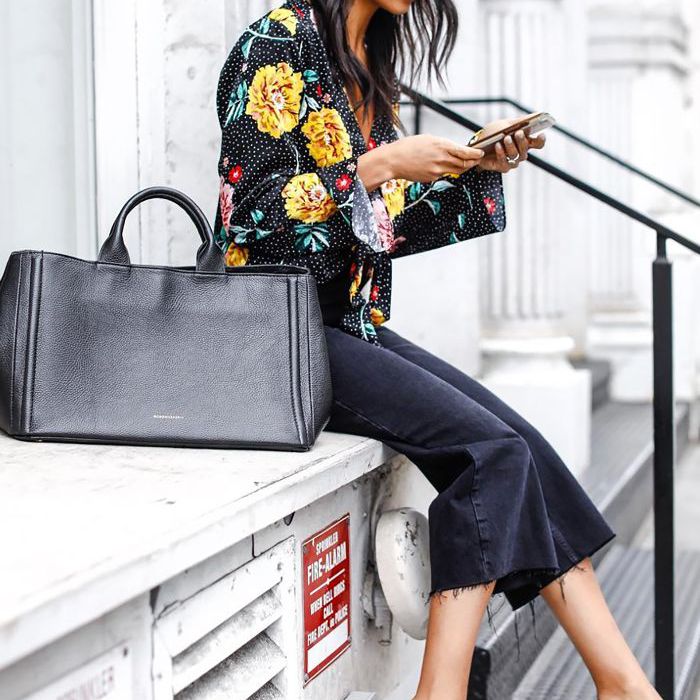 一个女人在看她的手机