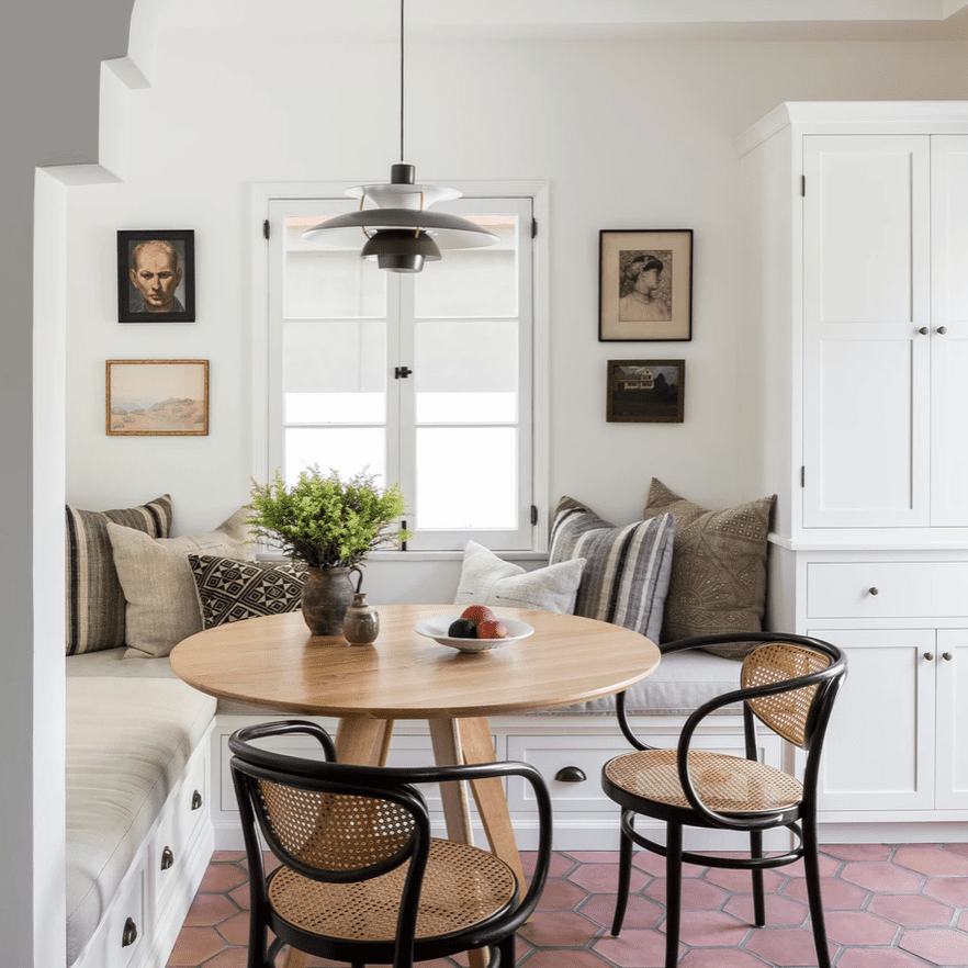 带内置展位和餐厅的厨房角落