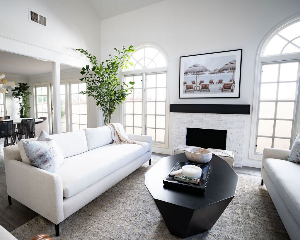 白色外立面的壁炉