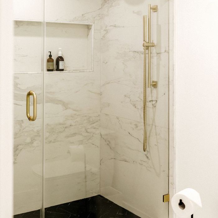 克丽丝尔林姆-大理石淋浴设计“class=